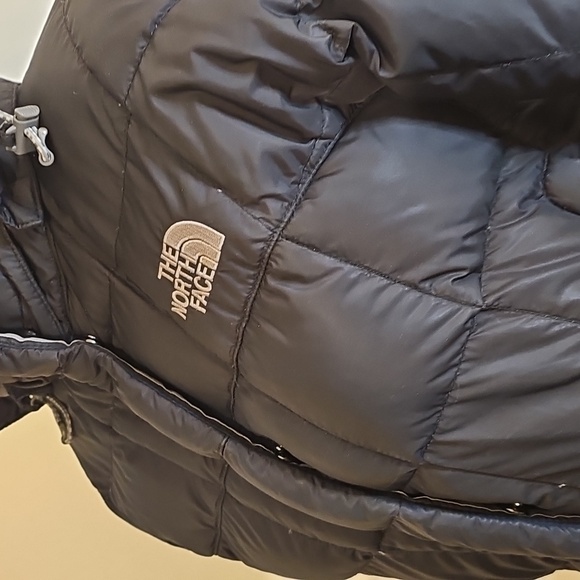 The North Face Women's Black Hooded Puffer Jacket 600 Fill - Picture 5 of 13